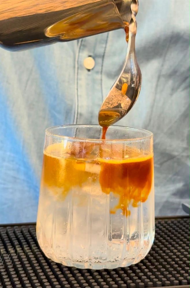 Espresso cayendo sobre un vaso con hielo.