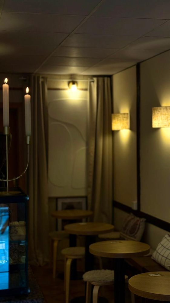 El interior de noche, con las lámparas encendidas.