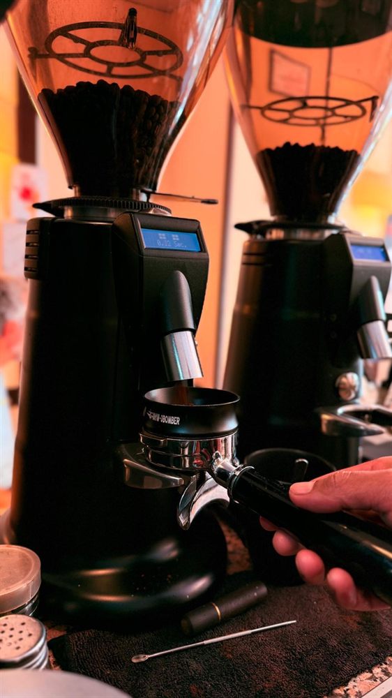 Los molinos de café de la barra.