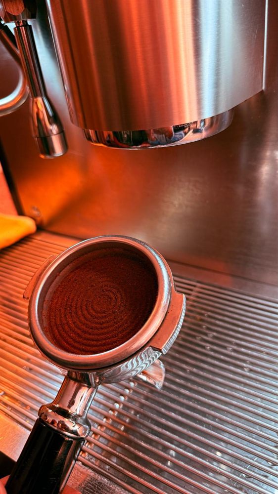 Portafiltro con el café recién molido, listo para extraer.